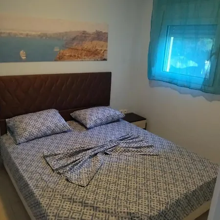 Apartment By The Sea B *